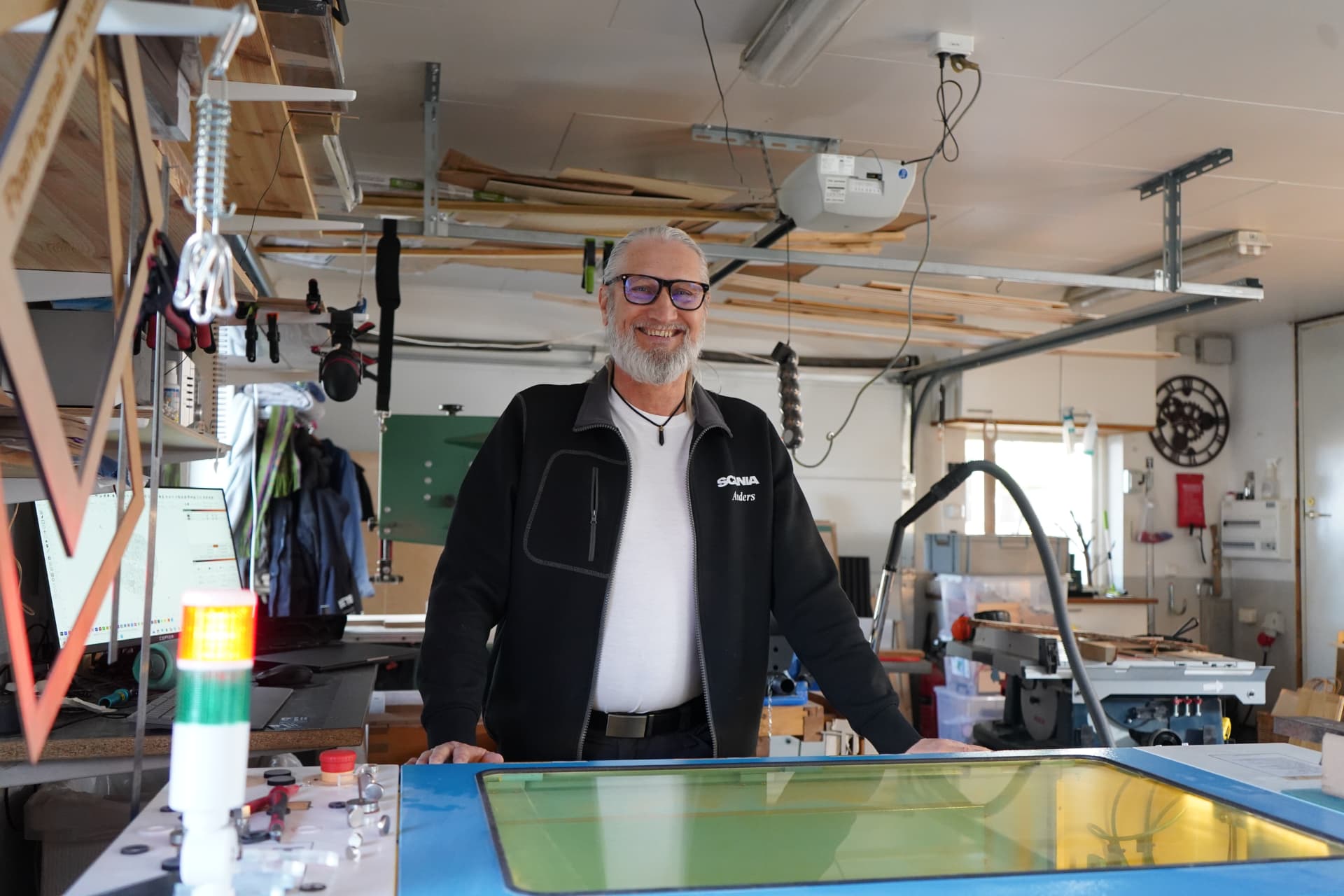 Anders i WoodlyMades verkstad